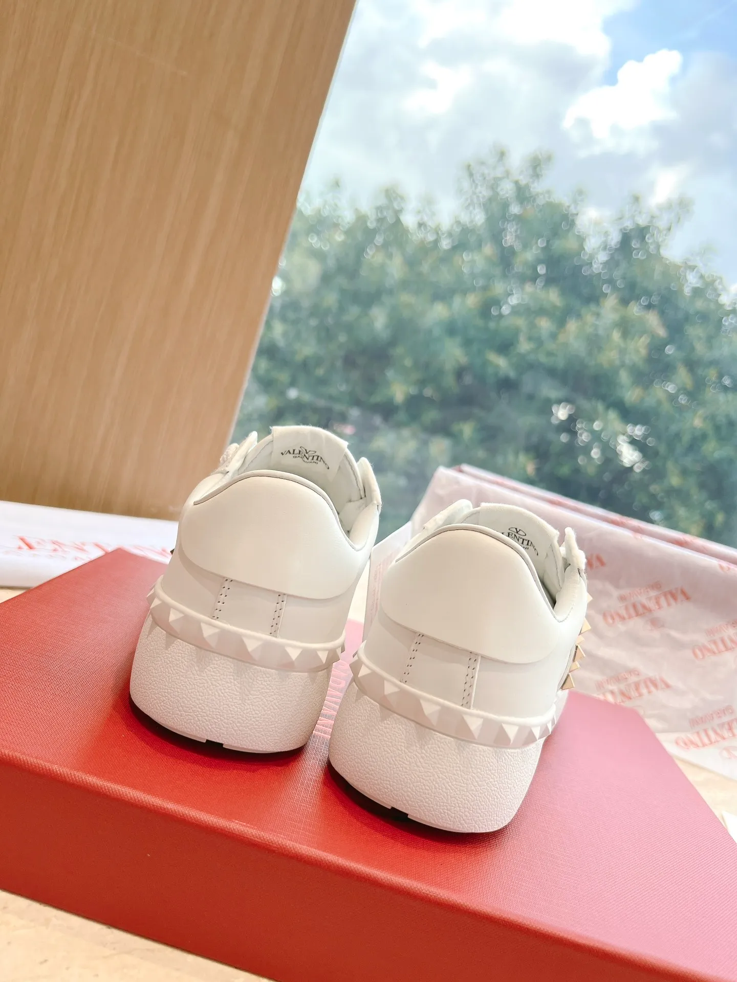 👟👟Ex-factory price P480👟👟 VALENTINO Ms. O👟👟Ex-factory price PEN DISCO calfskin sneakers accessories, logo, leather materials all exclusive original mold customization! It has super perfect details and a high-end feel. There is only one feeling when you get it. It’s worth it! Very high-end and slimming white shoes! Upper: imported silk cowhide lining: silk sheepskin lining outsole: original thick sole i👟👟factory price P ultra-light material size: 34-45